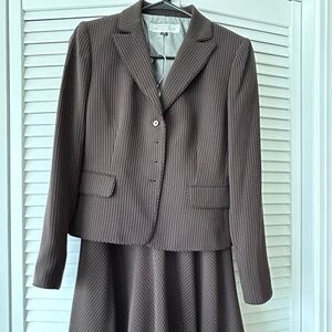 Tahari Arthur S. Levine Brown Stripe Womens Skirt Suit 2P Jacket & Skirt Set